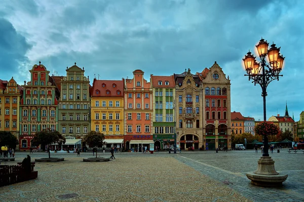 Színes esti jelenet a Wroclaw piacterétől vintage streen lámpák. Naplemente-Szilézia, Lengyelország, Európa történelmi fővárosa. Művészeti stílus utáni feldolgozott fénykép. — Stock Fotó