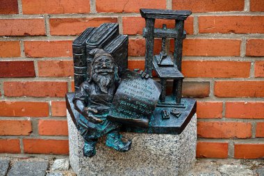 Minyatür cüce gnome Ostrow Tumski bölge Wroclaw, Polonya Breslauer Dom (katedral, St John the Baptist) yakınındaki