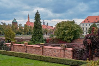 Başpiskoposlar Palace bahçeleri yakınındaki Collegiate Kilisesi Kutsal haç ve St Bartholomew içinde Ostrow Tumski, Wroclaw, Polonya. 