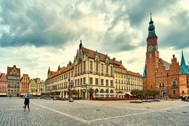 Wroclaw Pazar Meydanı Belediye Binası ile renkli akşam sahnede. Günbatımı Silesia, Polonya, Avrupa'nın tarihsel başkentinde. Tarzı yazı işlenmiş fotoğraf.