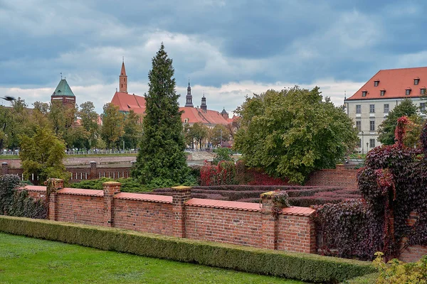 Gardens of The Archbishops Palace near Collegiate church of the Holy cross and St Bartholomew in Ostrow Tumski, Wroclaw, Poland. — Stock Photo, Image