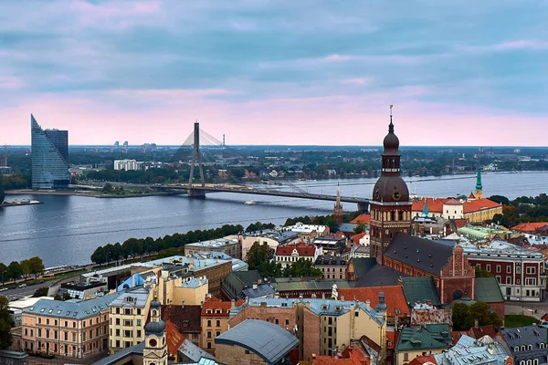 Riga, Letonya: günbatımı hava eski şehir ve Daugava Nehri görüntüleyin. Kule, Dome Cathedral, şehrin sembolü.