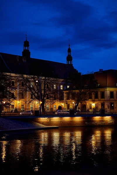 Rivière Odra dans une belle vieille ville de Wroclaw, Pologne avec illumination de lanternes nocturnes vintage sur l'île Tumsky . — Photo