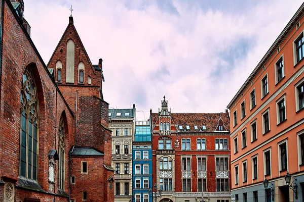 Санкт Елізабет від вулиці з церквою Святого Альжбети ліворуч у Вроцлаві, Польща. — стокове фото
