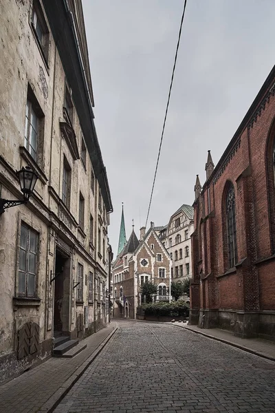 Creepy stary średniowieczny wąskiej uliczce w Rydze, Łotwa. — Zdjęcie stockowe