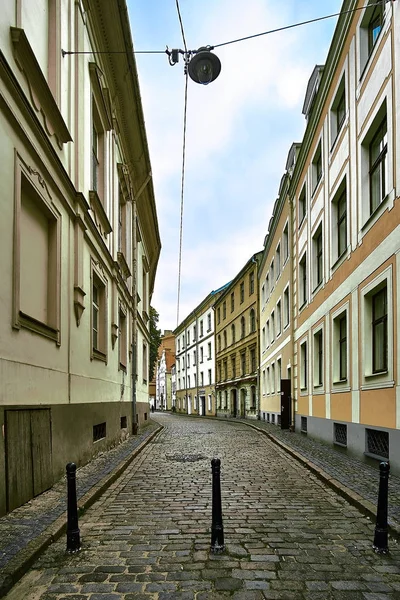 Antigua calle medieval estrecha en Riga, Letonia. Estilo retro . — Foto de Stock