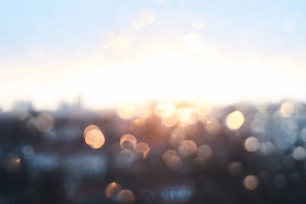 Chuva cai textura no vidro da janela com deslumbrante vintage azul violeta pôr do sol luz abstrato embaçado cityscape skyline bokeh fundo. Foco suave . — Fotografia de Stock