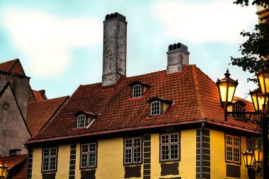 Sokak latern lamba ışık Riga tarihi merkezi batımında eski ortaçağ evde