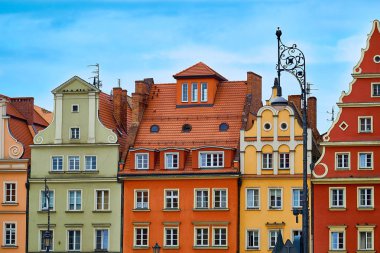 Vintage streen fener ile renkli akşam sahne Wroclaw pazar meydanında. Günbatımı Silesia, Polonya, Avrupa'nın tarihsel başkentinde. Tarzı yazı işlenmiş fotoğraf.
