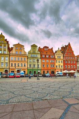 Renkli binalar Wroclaw kent üzerinde. Wroclaw batı Polonya ve tarihsel Silezya başkenti en büyük kenti olduğunu.
