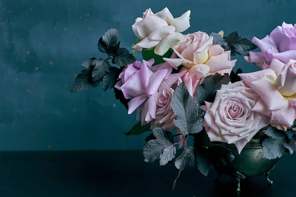 텍스트를위한 공간이있는 검은 테이블에 아름다운 핑크 장미 꽃다발 — 스톡 사진