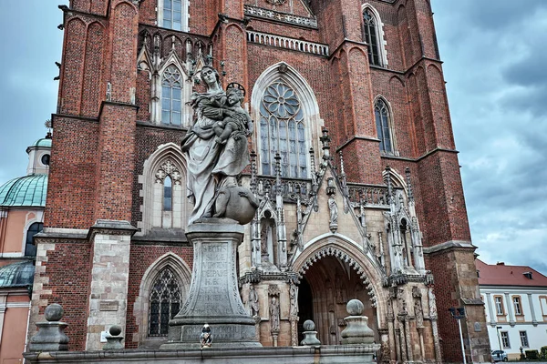 Denkmal in der Nähe des Breslauer Doms (Kathedrale des Hl. Johannes des Täufers) im ostrow tumski Bezirk von Breslau, Polen. diese gotische Kirche wurde 1272 errichtet — Stockfoto