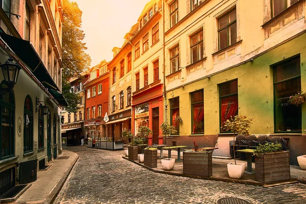 Riga, Letonya eski ortaçağ sabah dar sokak. Retro tarz.