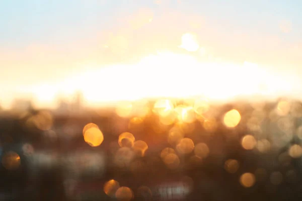 Chuva cai textura no vidro da janela com lindo vintage laranja âmbar pôr do sol luz abstrato embaçado paisagem urbana skyline bokeh fundo. Foco suave . — Fotografia de Stock