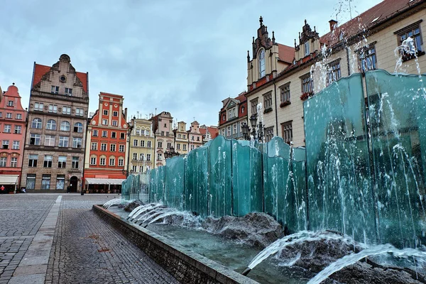A market square, Wroclaw, Lengyelország-színes történelmi épületek és a híres szökőkúttal. Sziléziai régió. — Stock Fotó