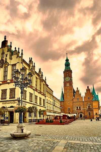 Bunte Abendszene auf dem Breslauer Marktplatz mit Rathaus. Sonnenuntergang in der historischen Hauptstadt von Schlesien, Polen, Europa. künstlerischen Stil nachbearbeitetes Foto. — Stockfoto