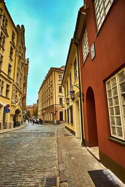 Antigua mañana medieval calle estrecha en Riga, Letonia. Estilo retro . — Foto de Stock