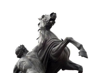 Kızgın bir at üzerinde beyaz artalan izole holding eski adam heykeli