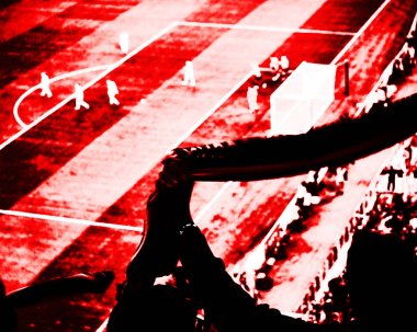 Futbol taraftarları bayraklar, pankartlar ve tulum Stadı nda futbol takım skor amaçları tezahürat. Kırmızı ve siyah tonda görünümü
