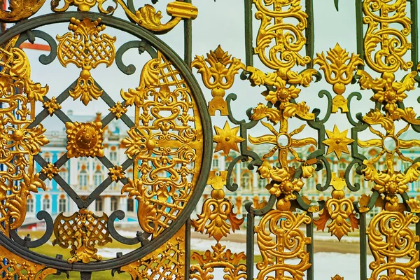 Παλάτι μέσα από τις χρυσές πύλες στο Tsarskoe Σέλο, Pushkin, Ρωσία. Ήπια — Φωτογραφία Αρχείου
