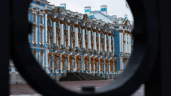 Palácio através dos portões em Tsarskoe Selo, Pushkin, Rússia — Fotografia de Stock