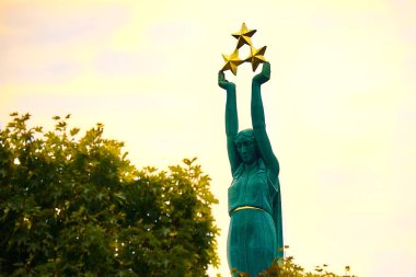 anıt özgürlük Riga'da. Letonya üç bölgeye simgelediği üç altın yıldız tutan kadın.