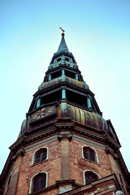 Eski ortaçağ kilise kule, Saint Peters Lutheran Kilisesi Riga, Letonya