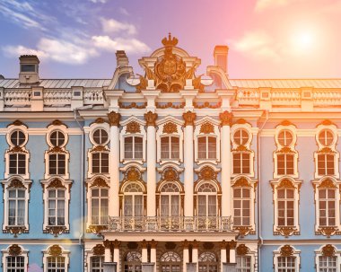 Catherine Sarayı parlak mavi gökyüzü güneş ışık halo ile karşı. Tonda. Tsarskoye Selo, Puşkin, Saint Petersburg, Rusya Federasyonu