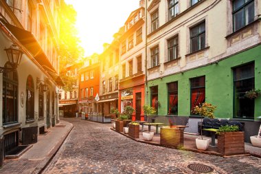 Riga, Letonya - Temmuz, 2017: Riga, Letonya eski ortaçağ güneşli sabah dar sokak.