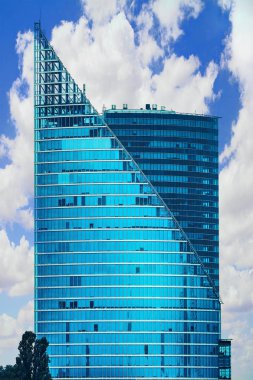 Karşı mavi gökyüzü yaz Bina Modern cam yüksek gökdelen