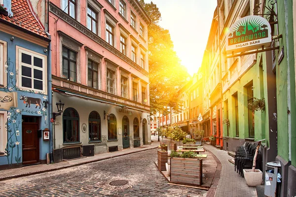 Riga, Letonia - Julio de 2017: Antigua calle soleada medieval en Riga, Letonia . — Foto de Stock