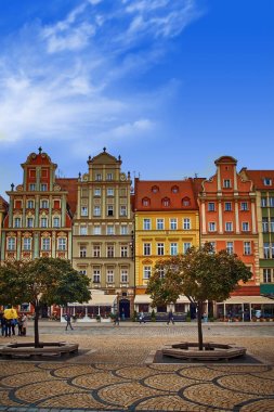 Wroclaw Pazar Meydanı eski renkli ile parlak mavi gökyüzü karşı ev sahipliği yapmaktadır. Gün ışığında tarihsel Silezya Polonya, Avrupa başkenti orta. Seyahat tatil kavramı