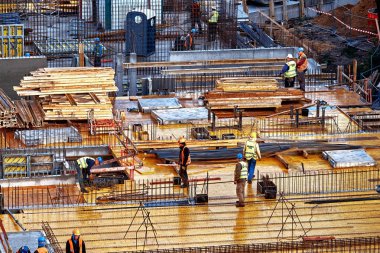 Wroclaw, Polonya - 10 Eylül 2017: İnşaat site işçileri, inşaat ekipleri çalışma yüksek zemin ağır sanayi ve emniyet konsepti