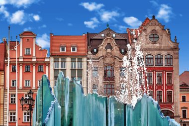 Wroclaw Polonya eski renkli ve parlak yaz gününde famouse çeşme ile Merkezi Pazar Meydanı. Seyahat tatil kavramı