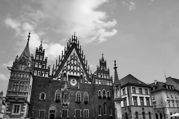 弗罗茨瓦夫市政厅在市场广场反对明亮的夏天天空。西里西亚的历史资本波兰, 欧洲。旅游度假概念。黑白相间 — 图库照片