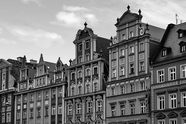 中央市场正方形在弗罗茨瓦夫波兰与老房子。旅游度假概念。黑白相间 — 图库照片