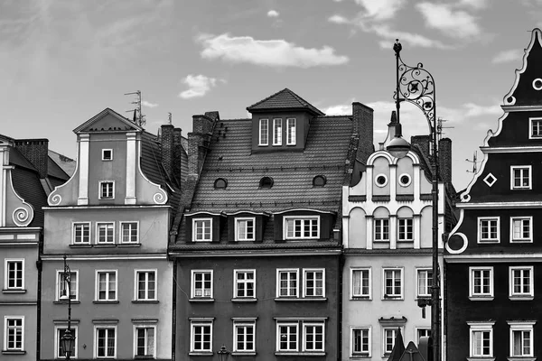 Plaza central del mercado en Wroclaw Polonia con casas antiguas y farol de calle. Concepto de vacaciones de viaje. Blanco y negro — Foto de Stock