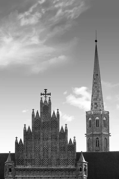 Kostel svatého Vojtěcha v Wroclaw Dolnoslezské vojvodství, Polsko. Nejstarší kostel na levém břehu řeky Odry. Černá a bílá — Stock fotografie