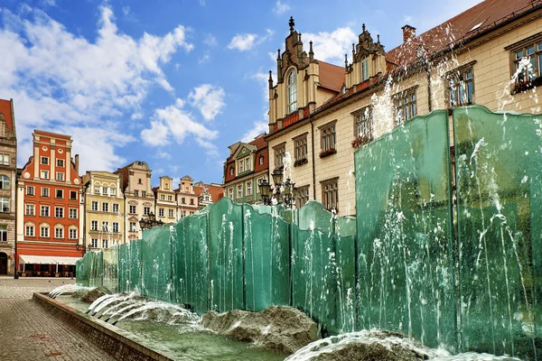 Główny plac w Polsce Wrocław stare kolorowe domy i famouse fontanna na dzień jasny lato. Koncepcja wakacyjnych podróży — Zdjęcie stockowe