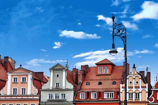 Główny plac w Wrocławiu z stare kolorowe domy, lamp ulicznych latarni. Koncepcja wakacyjnych podróży — Zdjęcie stockowe