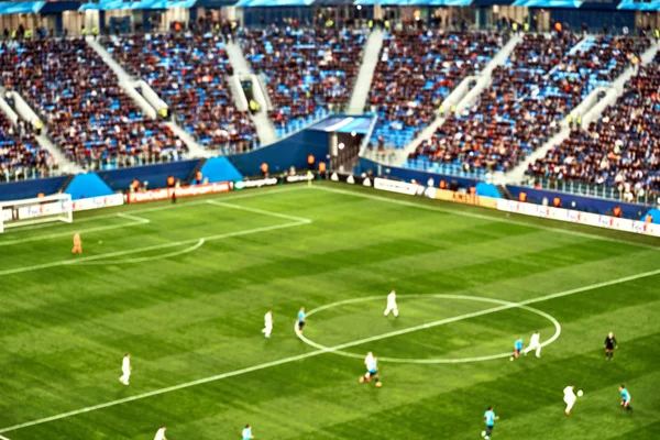 Giocatori di calcio in campo. Vista gioco di calcio offuscata da tribune — Foto Stock
