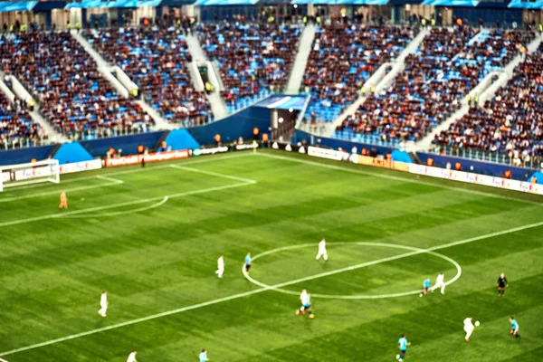 Jogadores de futebol em campo. Vista desfocada do jogo de futebol dos tribunos — Fotografia de Stock