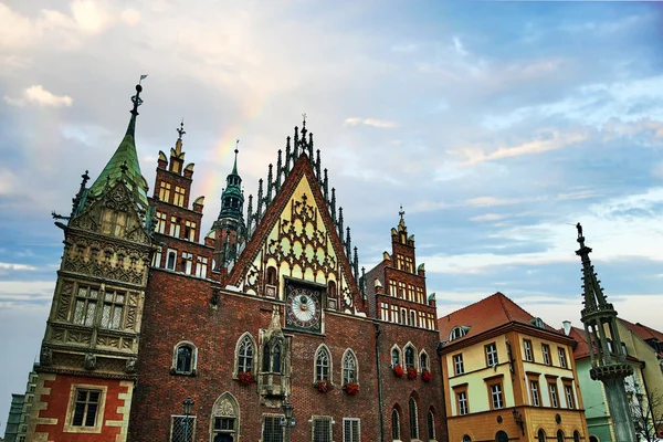 Wroclaw Belediye binasında Market Square parlak yaz gökyüzüne karşı. Silezya Polonya, Avrupa'nın tarihsel başkenti. Seyahat tatil kavramı