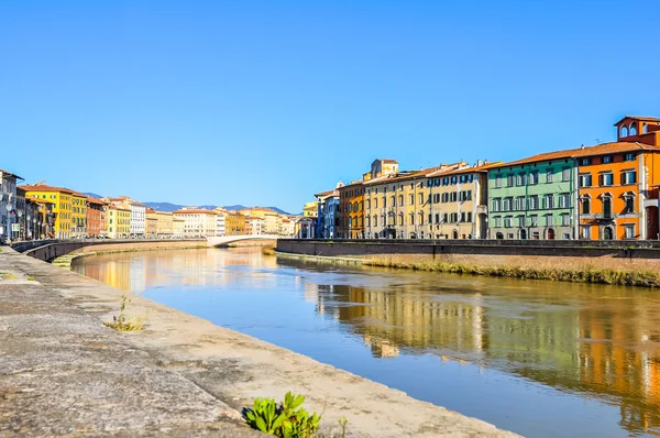 HDR Arno orilla del río en Pisa — Foto de Stock