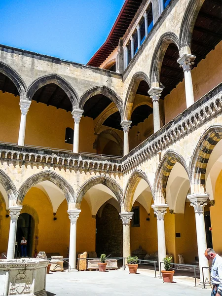 HDR Palazzo Vitelleschi paleis in Tarquinia — Stockfoto