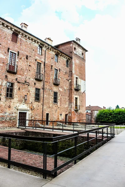 HDR Lagnasco замку в Lagnasco — стокове фото