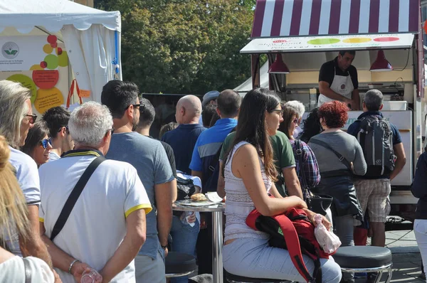 Ludzie jedzenie na świeżym powietrzu festiwal uliczny w Turyn — Zdjęcie stockowe