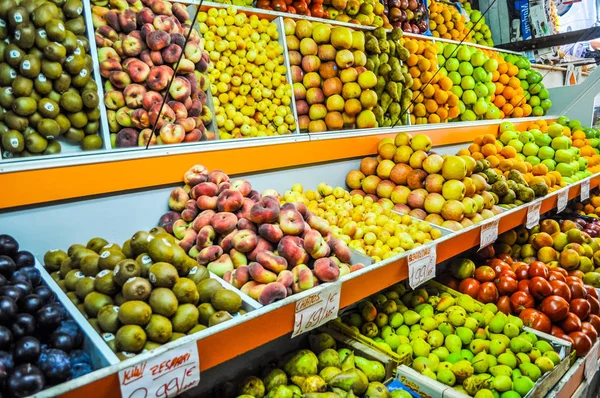 HDR Frutta sullo scaffale del supermercato a Valencia — Foto Stock