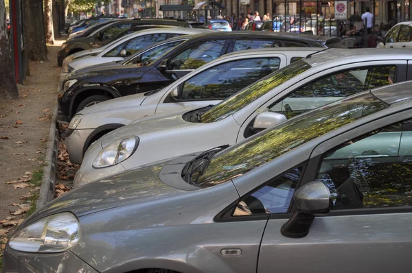 Carros estacionados em Turim — Fotografia de Stock