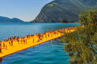 HDR Lake Iseo içinde yüzer iskeleler